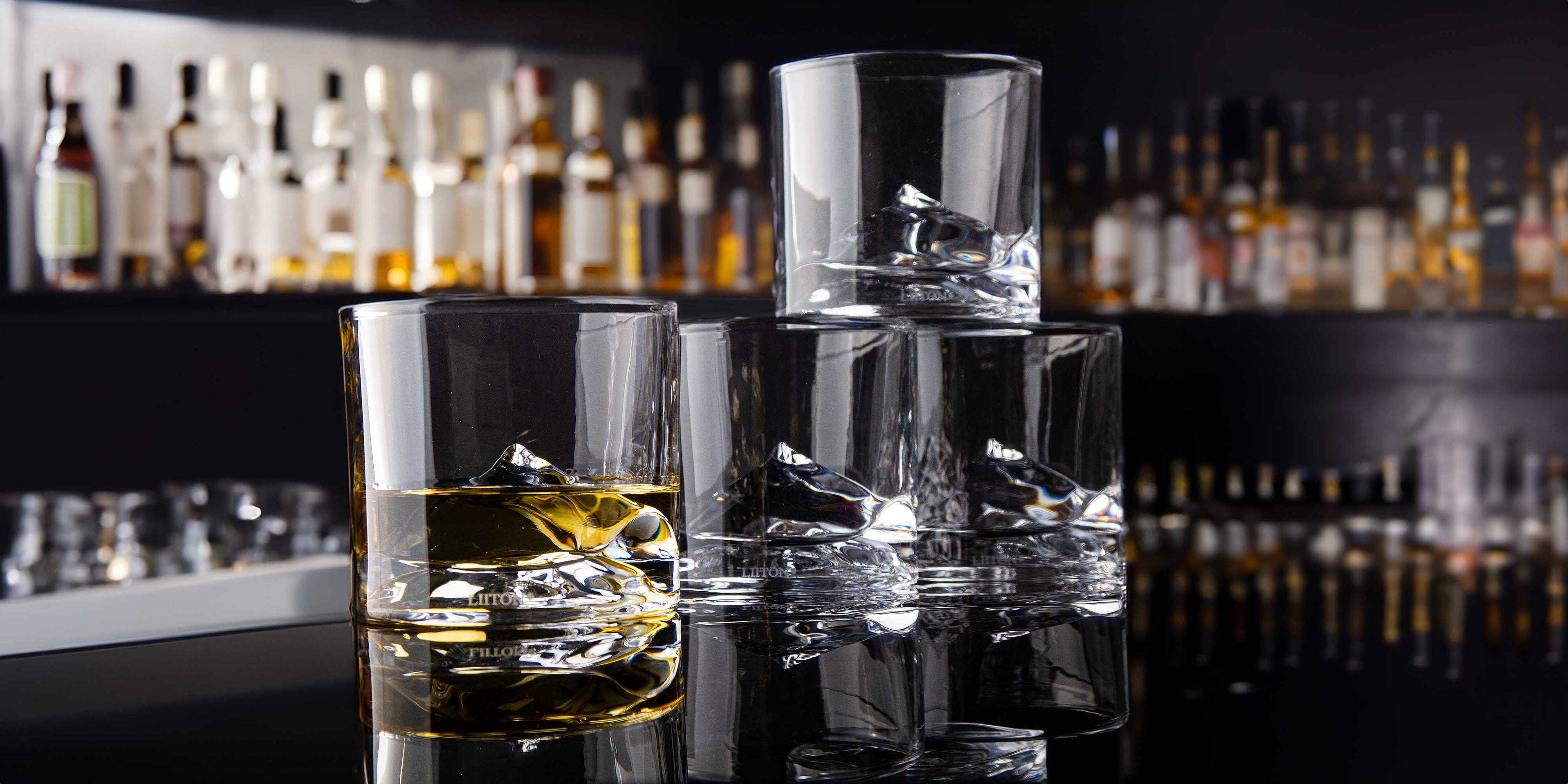 Whiskygläser in einer Whisky-bar als Geschenkidee für Männer