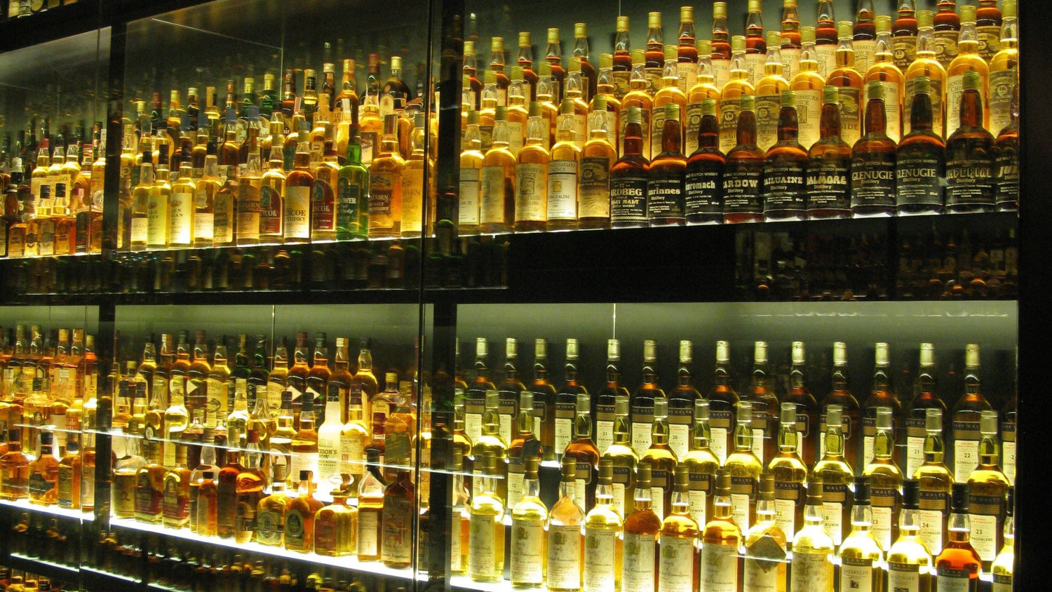 Whisky Zubehör für Kenner: Entdecke unsere Auswahl an Whiskygläsern, Whiskey Eiswürfeln und mehr. Das perfekte Set für echte Genießer! 