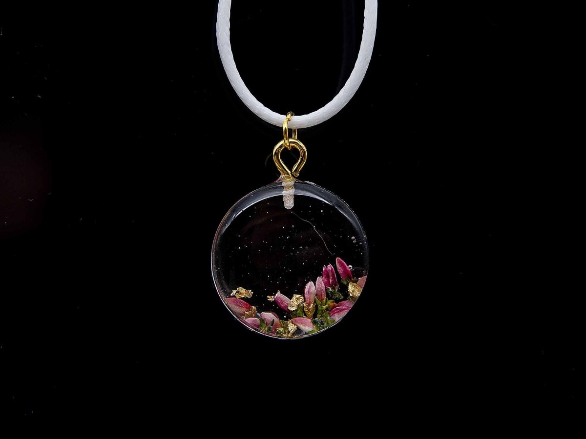 Epoxy Halskette mit echtem Heidekraut Blumen Blüten Epoxidharz KettenHolzallerliebst.shop