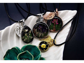 Halskette aus echten Blumen mit Lünette aus Draht Blumen Blüten Epoxidharz KettenHolzallerliebst.shop