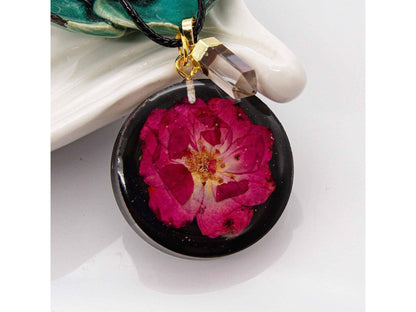 Halskette aus echten getrockneten Rosen Blumen Blüten Epoxidharz KettenHolzallerliebst.shop