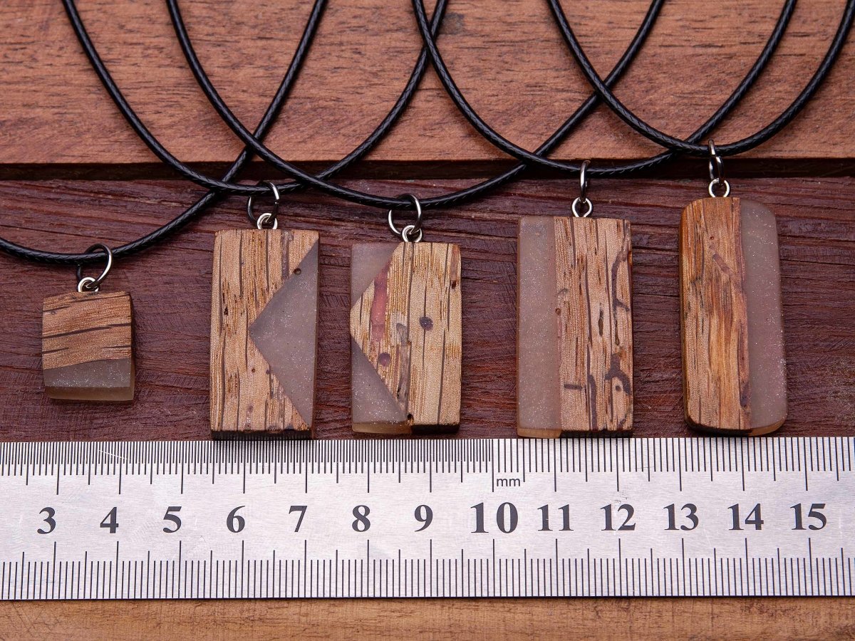 Halskette aus Holz und Epoxy - Aladfar altholz aus Holz aussergewöhnlicher_schmuck HalskettenHolzallerliebst.shop