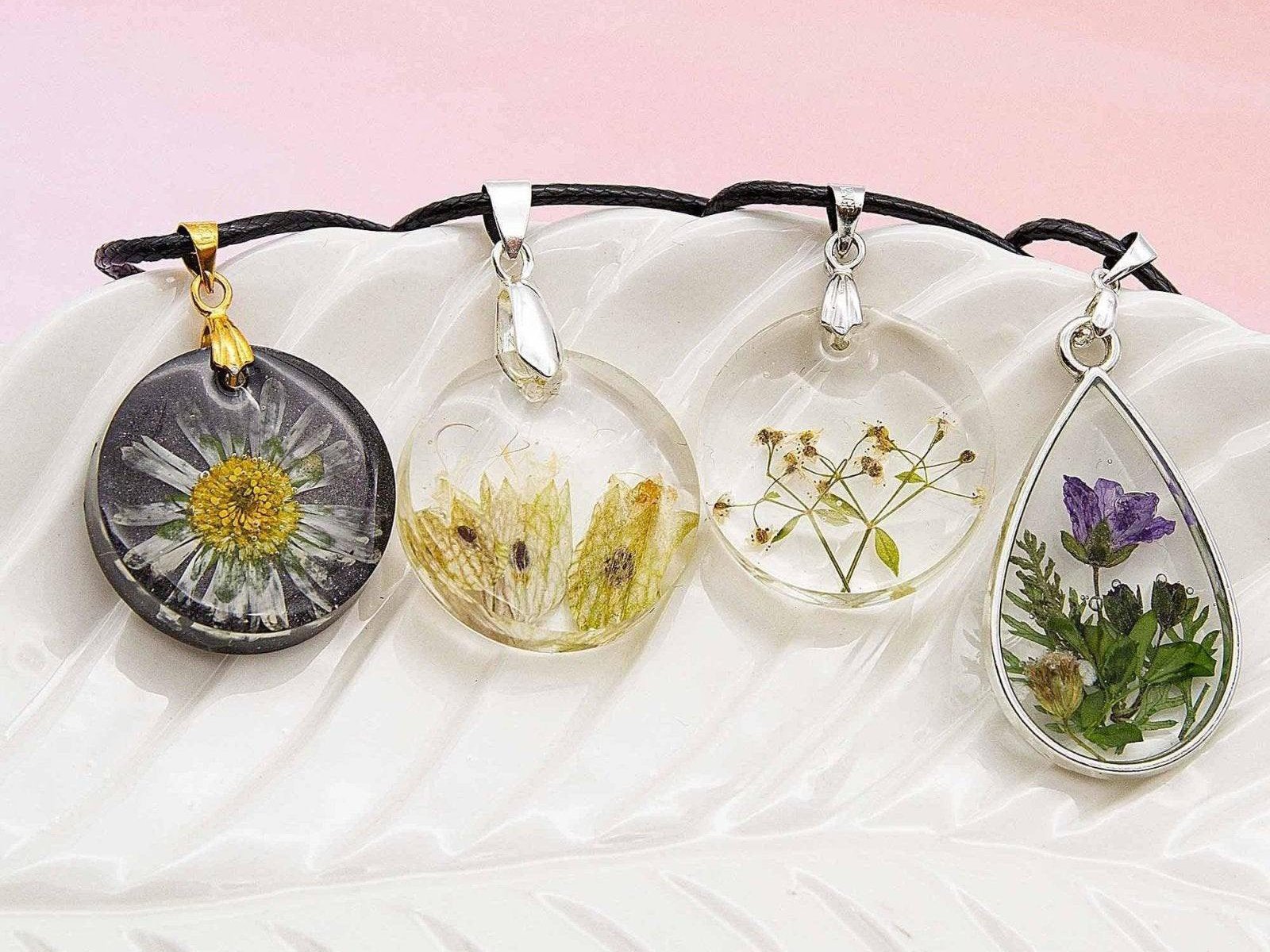 Halskette mit echten Blüten ohne Rahmen Blumen Blüten Epoxidharz KettenHolzallerliebst.shop