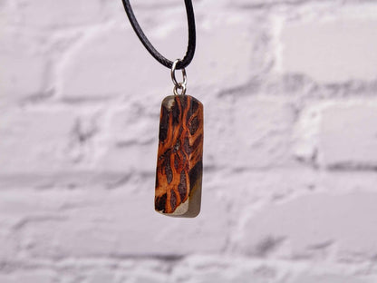 handgemachte Halskette aus Holz und Epoxy - Adhil altholz aus Holz aussergewöhnlicher_schmuck HalskettenHolzallerliebst.shop