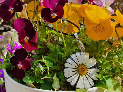 kleine Hornveilchen in zartem Terratium Anhänger Blumen Blüten Epoxidharz KettenHolzallerliebst.shop