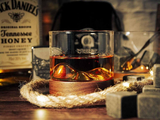 zartes Whisky Glas mit Holzuntersetzer “mountain” berg buche echtholz GlasHolzallerliebst.shop